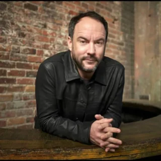 Hoje, (09/01), é aniversário do cantor e compositor Dave Matthews @davematthewsband que completa 58 anos.

#davematthews #davematthewsband #happybirthday #boomerangmusic