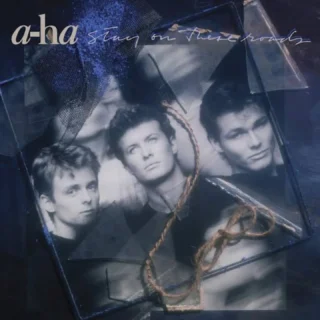 Lançado em maio de 1988, há exatamente 37 anos, era lançado "Stay On These Roads", o terceiro álbum de estúdio da banda norueguesa A-Ha @officialaha pela Warner Bros Records. 

Na época o álbum vendeu cerca de aproximadamente 4 milhões de cópias em todo o mundo. 

Faixas:

A1 Stay On These Roads

A2 The Blood That Moves The Body

A3 Touchy

A4 This Alone Is Love

A5 Hurry Home

B1 The Living Daylights

B2 There's Never A Forever Thing

B3 Out Of Blue Comes Green

B4 You Are The One

B5 You'll End Up Crying

Morten Harket @mortenharket
Paul Waaktaar-Savoy @waaktaarpal
Magne Furuholmen @magne_furuholmen 

#stayontheseroads #boomerangmusic #aha