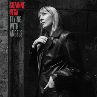 A cantora e compositora Suzanne Vega @therealsuzannevega lança Flying With Angels , seu novo álbum,

É o primeiro álbum de estúdio de Vega desde Lover, Beloved: Songs from an Evening with Carson McCullers , de 2016 , embora, como esse disco continha músicas escritas meia década antes (para a peça Carson McCullers Talks About Love ) , Flying With Angels é, na verdade, o primeiro álbum de novas músicas de Suzanne em 11 anos ( Tales from the Realm of the Queen of Pentacles, de 2014, sendo o último).

Com “Flying With Angels”, Suzanne Vega reafirma sua posição como uma das grandes contadoras de histórias da música folk e promete entregar mais um disco repleto de profundidade e emoção.

Faixas 

01. “Speakers’ Corner”
02. “Flying with Angels”
03. “Witch”
04. “Chambermaid”
05. “Love Thief”
06. “Lucinda”
07. “Last Train from Mariupol”
08. “Alley”
09. “Rats”
10. “Galway”

#suzannevega #flyingwithangels #newalbum #boomerangmusic
