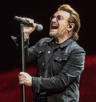Hoje (10/05), é aniversário do cantor, compositor e vocalista da banda U2, Bono Vox que completa 65 anos.

#bonovox #happybirthday #boomerangmusic #u2